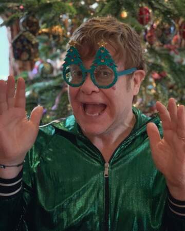 Elton John, en veste de survêtement lamé vert Gucci, le 25 décembre 2018