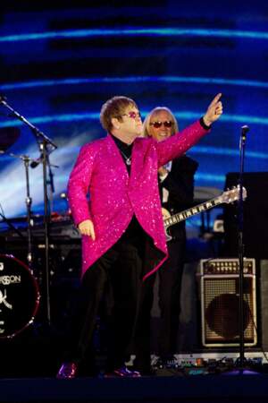 Elton John en costume pailleté rose, pour le concert du jubilé de la reine, le 4 juin 2012