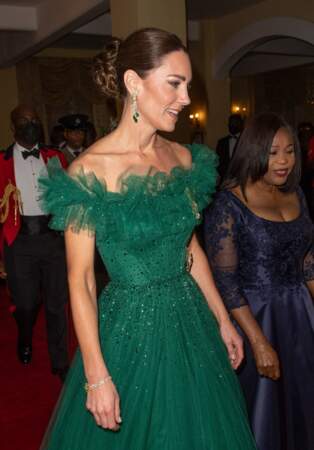 Kate Middleton porte des bijoux inestimables qui proviennent de la collection Emerald Tassel Parure. Le 23 mars 2022.