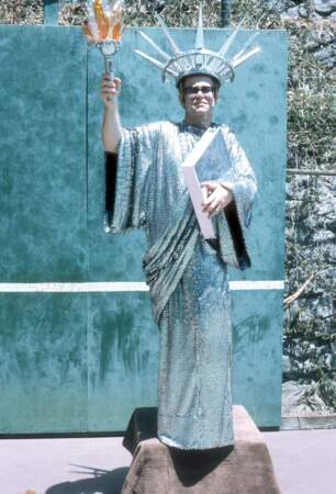 Elton John, dans un costume de Statue de la Liberté, en 1980