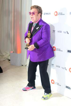 Elton John, en veste de blazer violette, et baskets dépareillées, à Los Angeles en 2020