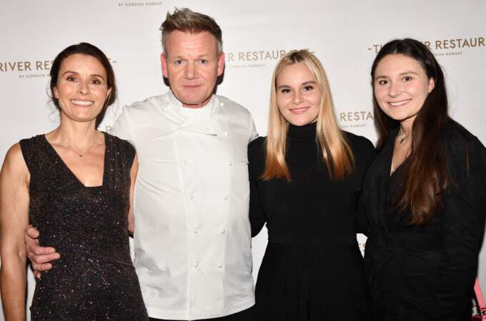 Gordon Ramsay, entouré de sa femme Tana, et de leurs filles Megan et Holly Anna, lors de l'inauguration de son nouveau restaurant "The River Restaurant By Gordon Ramsay", à Londres, le 7 octobre 2021.
