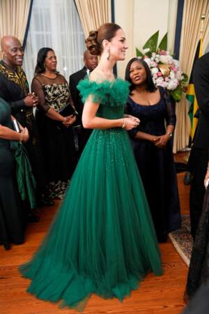 Kate Middleton portait une longue robe de gala de couleur verte à l'occasion de son voyage officiel en Jamaïque. Le 23 mars 2022. 