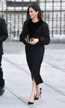 Megan Markle porte une minaudière Givenchy noire en satin