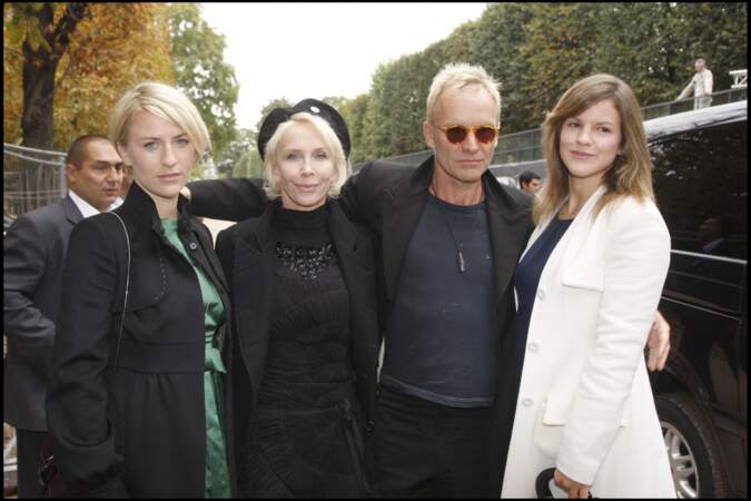 Sting, sa femme Trudie Styler et leurs filles, au défilé Dior, à Paris, en 2007.