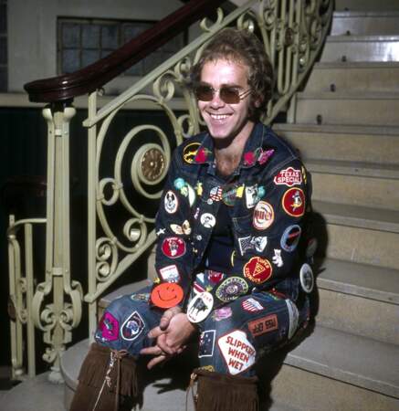 Elton John en blouson et pantalon en jean, à Londres en 1972