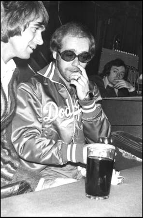 Elton John méconnaissable à Paris en 1975 en bomber vintage