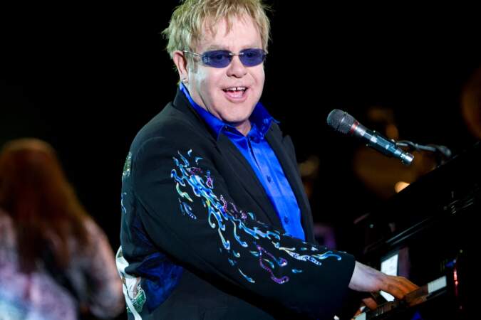 Elton John métamorphosé sur scène à Lisbonne en 2015.