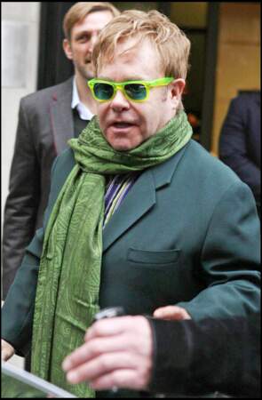 Elton John à Londres, jamais sans ses lunettes excentriques