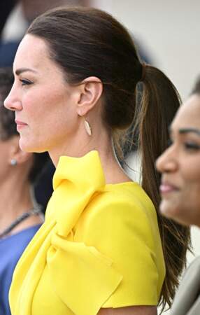 Kate Middleton mise sur une queue de cheval mi-hauteur version lisse en Jamaïque, le 22 mars 2022.
