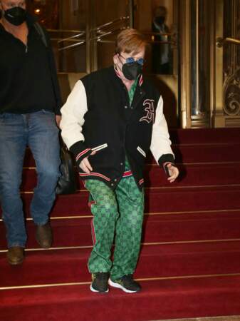 Elton John affaibli par le coronavirus semble se remettre peu à peu de sa pneumonie