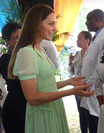 Kate Middleton, les cheveux lissés et plaqués derrière l'oreille, à Nassau, aux Bahamas, le 25 mars 2022.