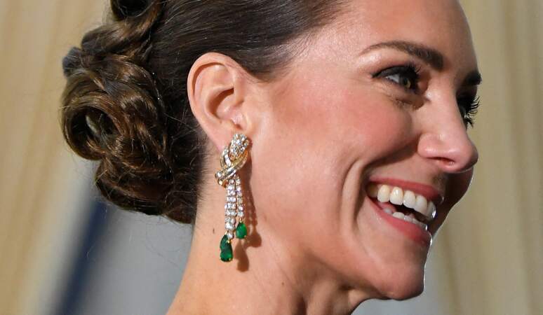 La duchesse de Cambridge, Kate Middleton porte un chignon sophistiqué tréssé en Jamaïque. Le 23 mars 2022.