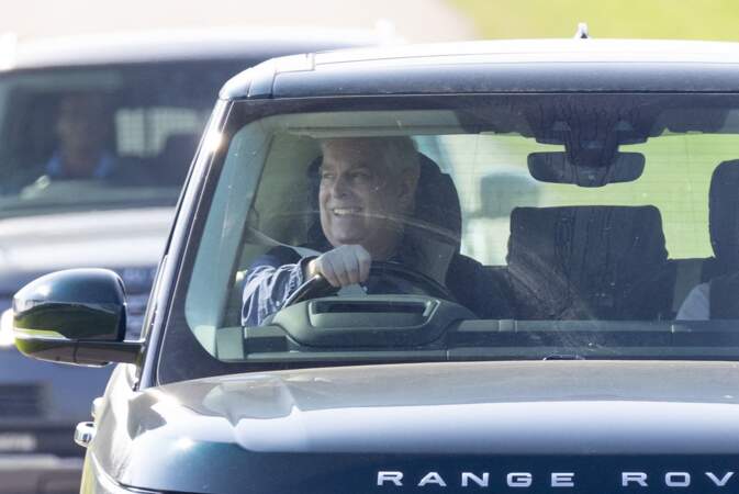 Le prince Andrew tout sourire au volant de sa voiture en direction du château de Windsor, le jeudi 24 mars 2022.