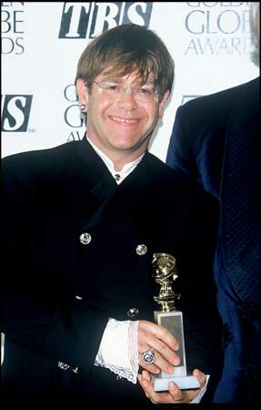 Elton John sobre et en lunettes de vue aux Golden Globes Awards en 1995. Il reçoit alors le prix de la meilleure chanson pour Le roi lion