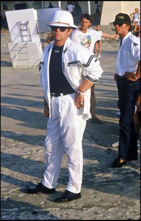 Elton John en tenue de baseball sur le tournage d'Im still standing à Saint-Tropez