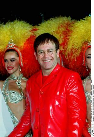 Elton John au Moulin Rouge, en veste en cuir rouge lors d'un récital au profit de sa fondation contre le Sida