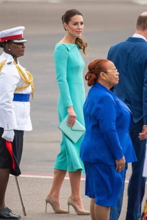 Kate Middleton opte pour une queue de cheval haute façon wavy à Nassau. Le 24 mars 2022. 