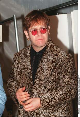 Elton John en Versace à New York avec sa célèbre coupe au bol