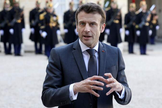 Emmanuel Macron en 2022 avec ses deux alliances, une à chaque main.