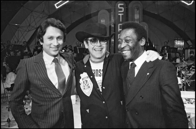 Elton John en chapeau de cow-boy aux côtés de Pelé et Michel Drucker en 1981