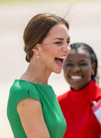 Avec un chignon sur le côté et la raie au mileu, Kate Middleton est divine dans sa robe verte pomme  le 24 mars 2022. 
