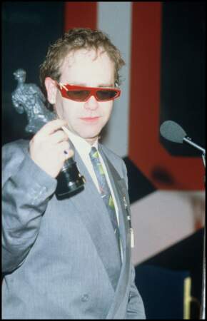 Elton John drastiquement dégarni en 1986 lors d'une remise de prix 