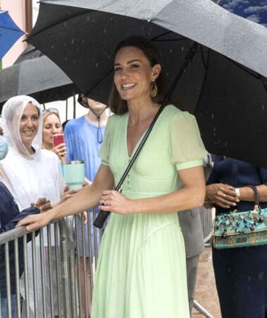 Kate Middleton a déclaré espèrer que le temps s'améliore pour que ses enfants, George, Charlotte et Louis puissent “faire l'expérience des eaux claires et des belles plages d'ici peu” des Bahamas 
