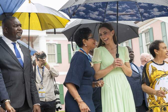 Malgré le temps pluvieux, Kate Middleton reste, elle, radieuse