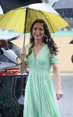 Kate Middleton, aux Bahamas, toujours souriante malgré la pluie