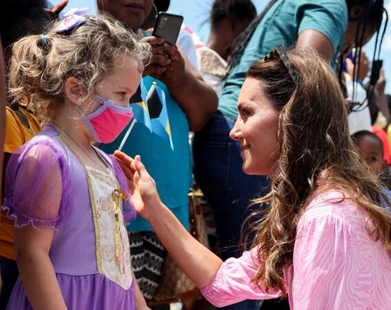 Kate Middleton sublime au côté d'une jeune fille le huitième jour de sa tournée dans les Caraïbes, le 26 mars