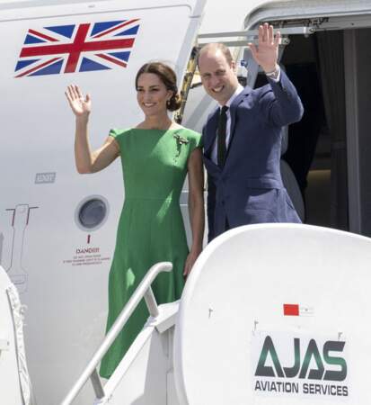 Kate Middleton multiplie les "sourires admiratifs" et les "contacts visuels" ainsi que physique en mettant une main sur le dos, ce qui souligne son "intérêt intense et flatteur" pour son époux.