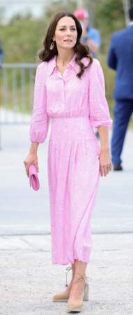 La duchesse était éblouissante dans une robe longue à imprimé rose de la griffe Rixo