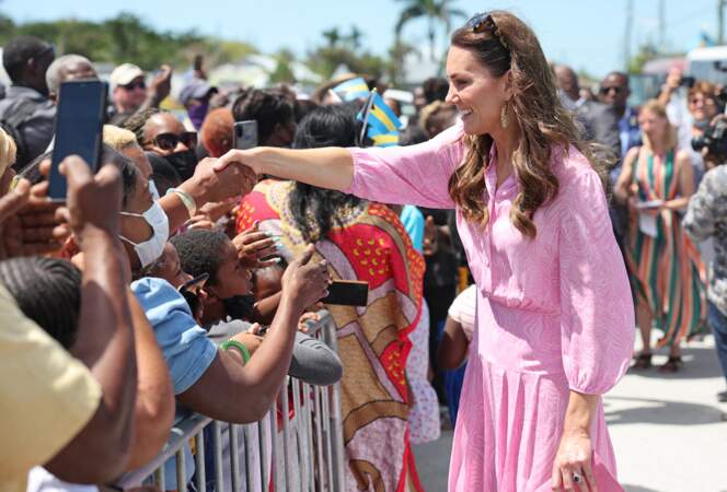 Kate Middleton ravissante dans une robe midi rose Rixo, à Abaco, le 26 mars 2022.
