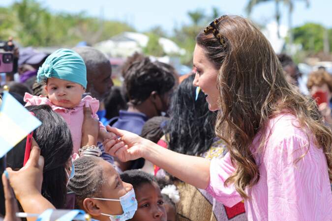 Kate Middleton a même sortie les lunettes de soleil pour rencontrer les citoyens aux Bahamas 