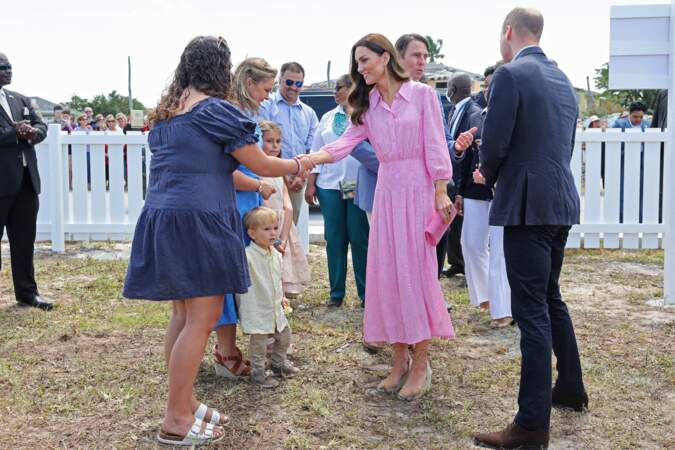 Kate Middleton mise sur une robe a prix mini lors de la visite de l'église évangélique Daystar Abaco aux Bahamas