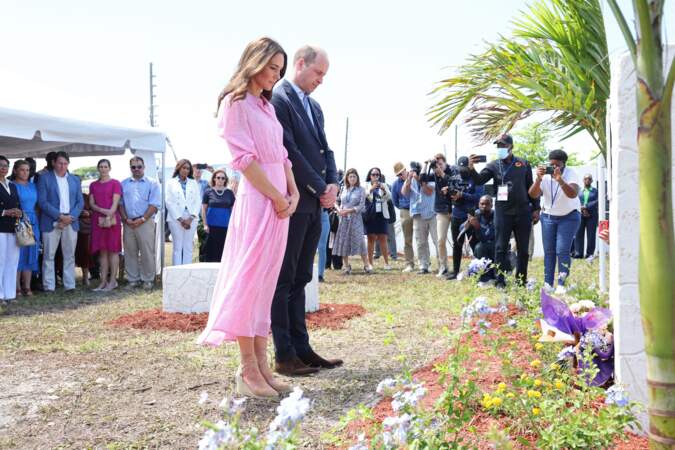 Le prince William en costume bleu contraste avec la robe coloré de Kate Middleton aux Bahamas 