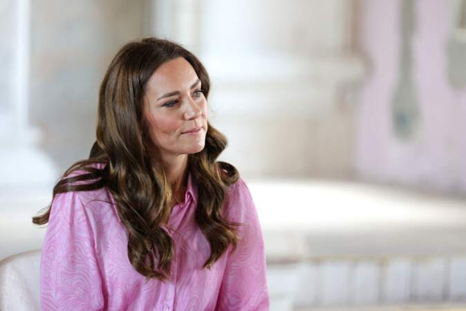 Côté mise en beauté, Kate Middleton a misé sur sa signature : des cheveux détachés légèrement ondulés et un maquillage léger 
