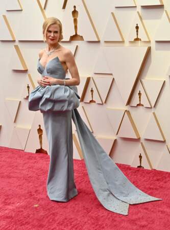 Nicole Kidman porte une robe de cocktail longue bleue/grise de la maison italienne Armani Privé lors de la 94e cérémonie des Oscars 2022 à Los Angeles. 