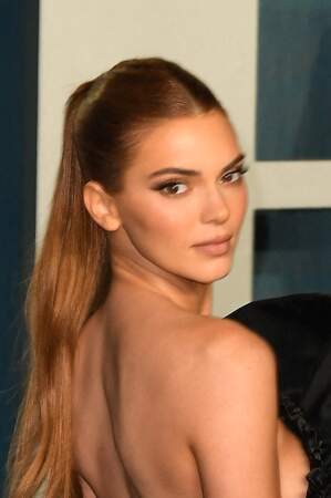 Kendall Jenner opte pour une haute queue de cheval bombé sur le crâne à Los Angeles, le 27 mars 2022.