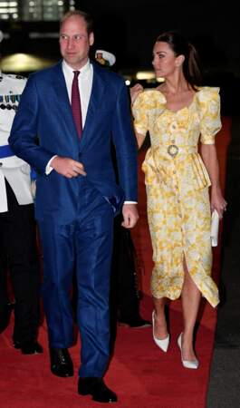 Kate Middleton en robe jaune et blanche Alessandra Rich qui ressemble à une tenue de Diana, aux Bahamas, 26 mars 2022.