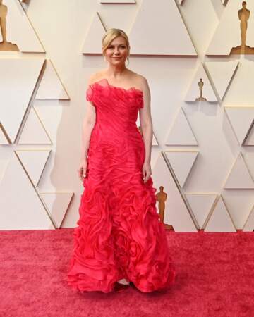 Kirsten Dunst arrive à la 94e cérémonie des Oscars en robe 100% française. Ils 'agit d'une robe rouge vive drapée du célèbre couturier Christian Lacroix.  