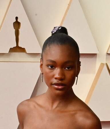 Demi Singleton est sublime avec un chignon haut plaqué aux Oscar 2022à Los Angeles. 