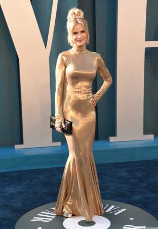 Kyra Sedgwick en robe longue dorée