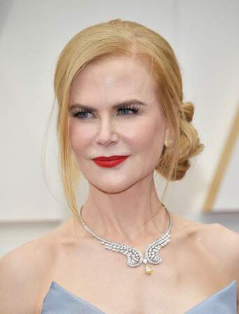 Nicole Kidman porte un chignon décontracté bas sublimé de deux mèches libérées, le 27 mars 2022