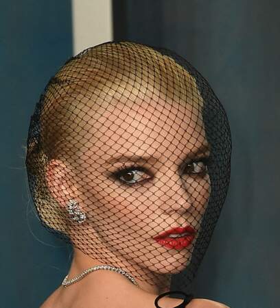 Anya Taylor-Joy porte une voilette sur l'intégralité de son visage aux Oscars 2022. 