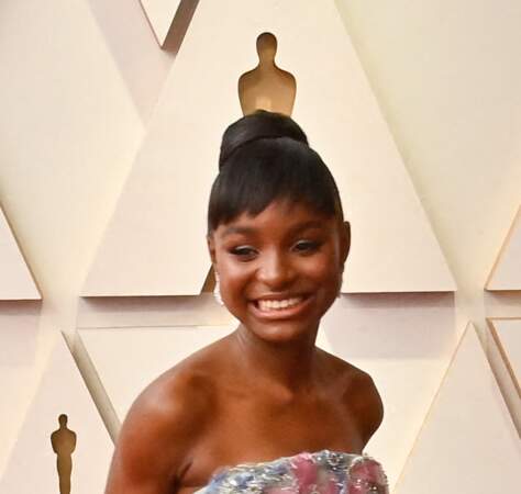 Saniyya Sidney porte un chignon plaqué sur ses cheveux bruns foncés aux Oscars 2022.  