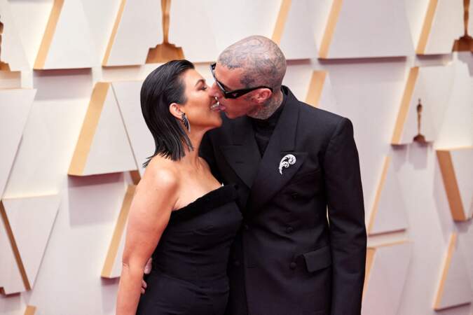 Tendre baiser échangé entre Kourtney Kardashian et Travis Barker au photocall des Oscars 