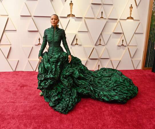 Jada Pinkett Smith arrive dans une robe drapée, verte "forêt" Jean Paul Gaultier avec une traîne XXL à la 94e des Oscars à Los Angeles. 