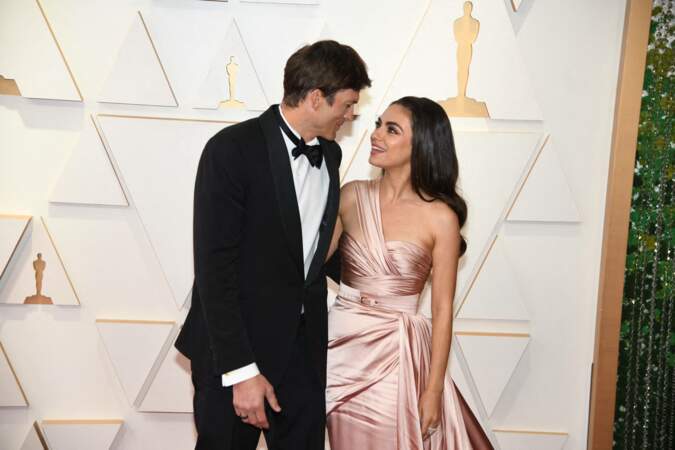 Regard complice entre Ashton Kutcher et Mila Kunis au photocall des Oscars, ce 27 mars